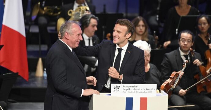 Francia senza governo, corsa contro il tempo di Macron: il leader centrista Bayrou a pranzo all’Eliseo