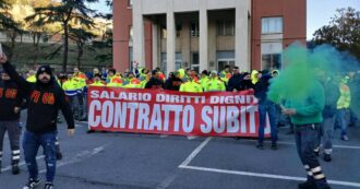 Copertina di Protesta dei lavoratori di Ansaldo Energia davanti alla fabbrica dove è in corso assemblea di Confindustria: “Nuovo contratto subito”