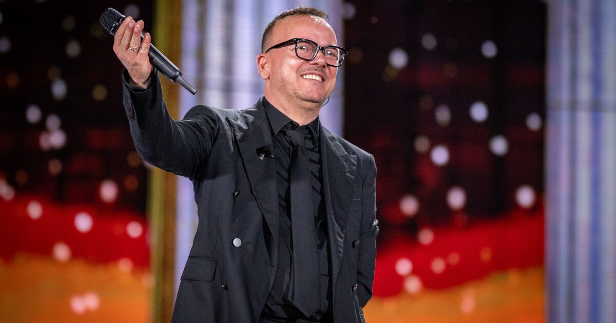 Gigi D’Alessio: “Sono andato in una casa così piccola che ho suonato in cucina e gli ospiti stavano in sala da pranzo, quando mi chiamavano per le feste private”