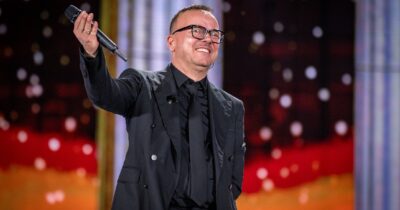 Copertina di Gigi D’Alessio: “Sono andato in una casa così piccola che ho suonato in cucina e gli ospiti stavano in sala da pranzo, quando mi chiamavano per le feste private”