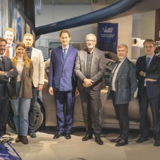 Copertina di Maserati, la parata di Elkann mentre gli operai sono in Cig