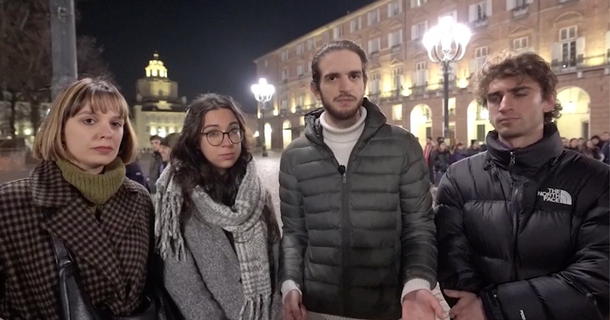 Torino, studenti di medicina in piazza contro la riforma Bernini: “Dannoso aumentare gli iscritti senza pensare a tirocini e sostenibilità economica”