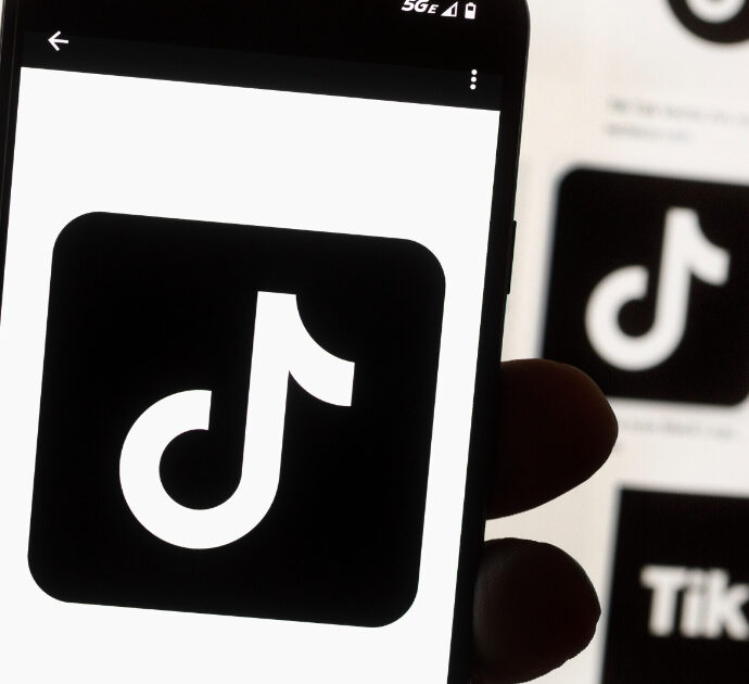 TikTok introduce nuove regole per tutelare i minori: dalla stretta sui filtri di bellezza all’età, ecco cosa cambia. L’esperta: “Molti adolescenti hanno dipendenza dai social”