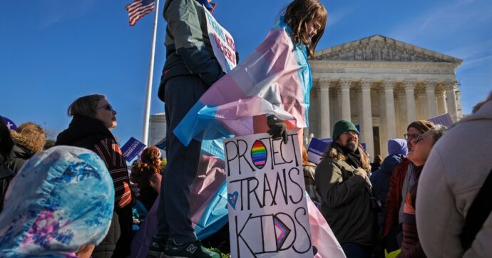 Usa, la Corte Suprema ha in mano il futuro dei minori transgender: il Tennessee ha vietato loro l’accesso ad alcuni trattamenti sanitari