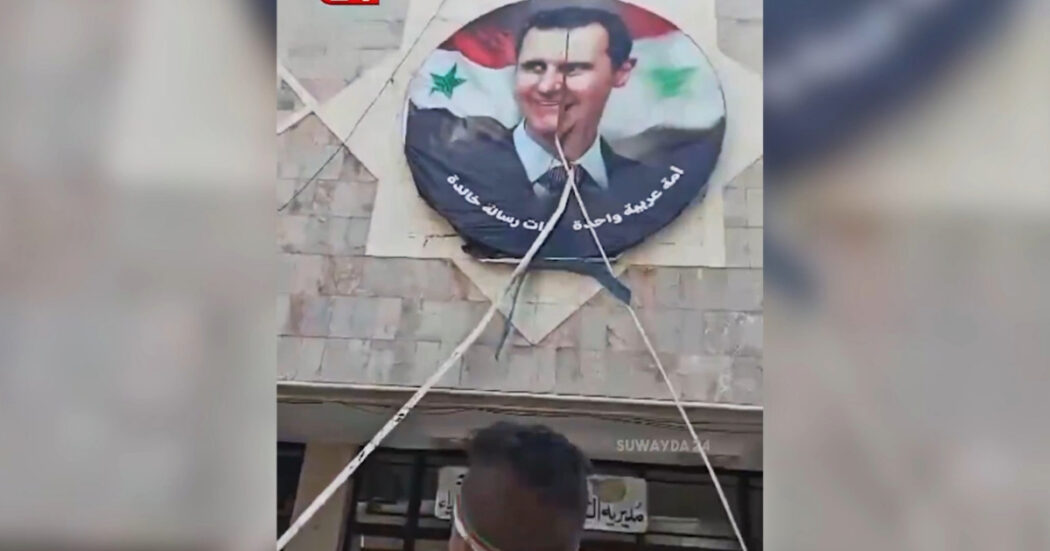 A sud di Damasco i ribelli anti-governativi abbattono le effigi di Bashar al-Assad: il video