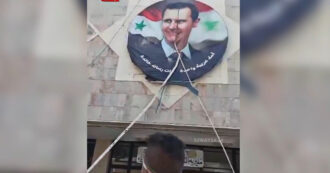 Copertina di A sud di Damasco i ribelli anti-governativi abbattono le effigi di Bashar al-Assad: il video