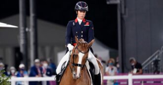 Copertina di Ha maltrattato il suo cavallo: la star dell’equitazione Charlotte Dujardin sospesa un anno. “Mi vergogno di quanto è successo”