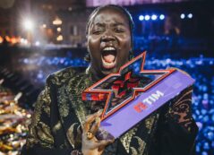 Copertina di “Dopo la vittoria a X Factor 2024 mamma sembrava ubriaca fradicia per la felicità, saltellava. Io sono caduta sul palco per l’adrenalina”: lo rivela Mimì