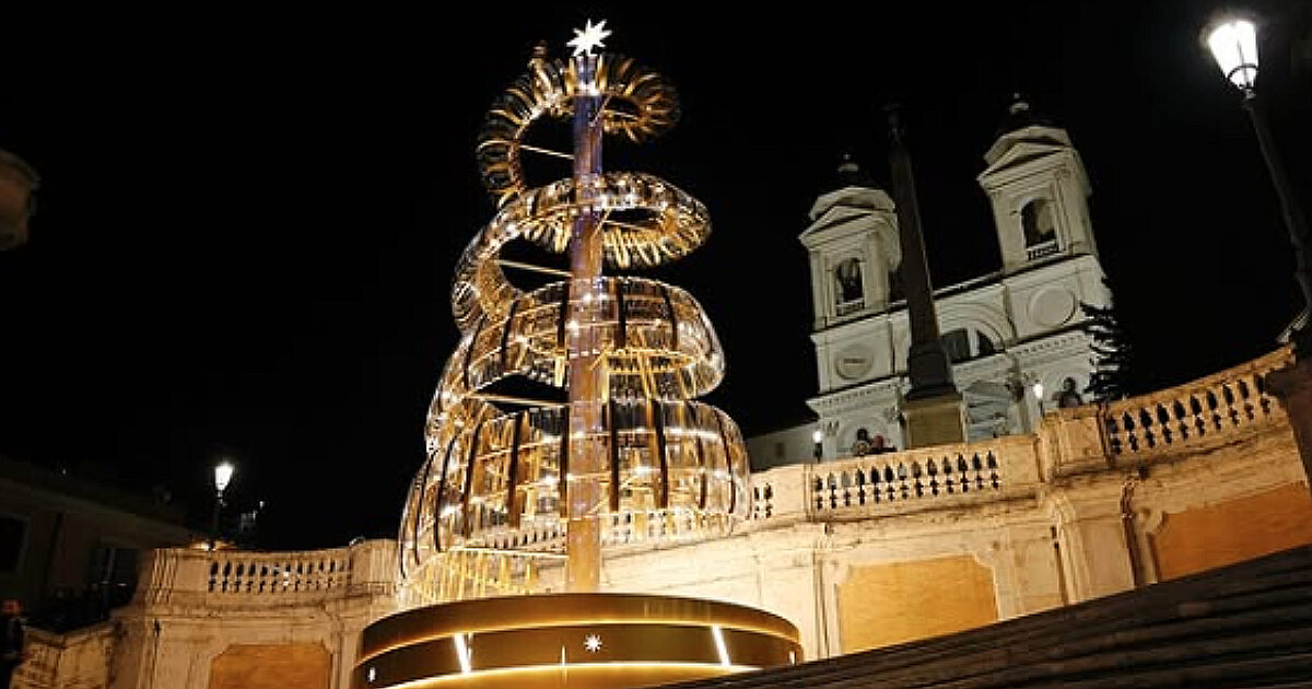 L’albero di Natale di Bulgari a Roma è brutto e insostenibile. Ma per Gualtieri dovremmo solo ringraziare