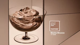 Copertina di Il Mocha Mousse è il colore Pantone del 2025: ecco cos’è il marrone “budino al caffè” che ispira lusso e riflette il bisogno di “piaceri semplici”