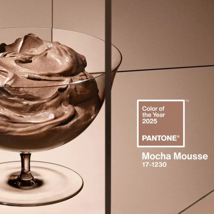 Il Mocha Mousse è il colore Pantone del 2025: ecco cos’è il marrone “budino al caffè” che ispira lusso e riflette il bisogno di “piaceri semplici”