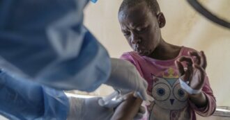 Copertina di Malattia sconosciuta in Congo, Italia in allerta su porti e aeroporti. L’Oms invia un team per indagare: “Possibile patogeno respiratorio”