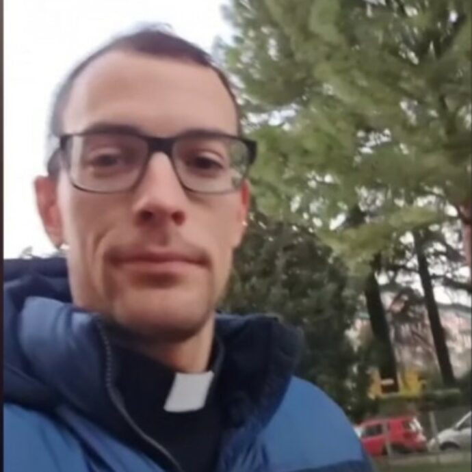 “Troppa froc*****ne in Comune”: il prete star di TikTok scatena la bufera con un sondaggio sull’albero di Natale fucsia