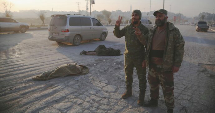 Siria, l’esercito indebolito cede a 13 fazioni. A chi conviene il regime sgretolato