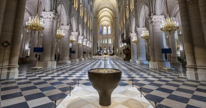 Francia, Macron mette da parte la crisi politica e si affida all’inaugurazione di Notre-Dame per un rilancio di immagine