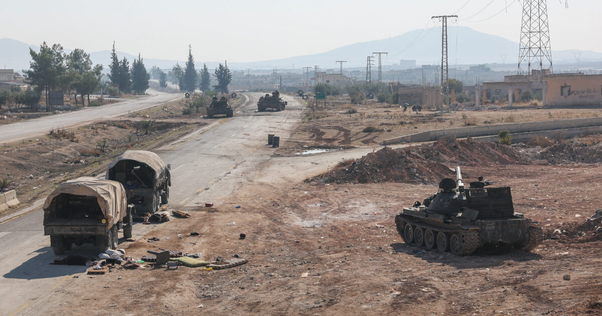 Siria, “i ribelli avanzano verso Homs: sono a cinque chilometri dalla terza città del Paese. Raid aerei contro un ponte per fermarli”