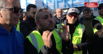 Copertina di Crisi dell’auto, i lavoratori dell’indotto Stellantis bloccano lo stabilimento di Pomigliano: “Siamo disperati, ci sono in ballo 400 posti di lavoro”