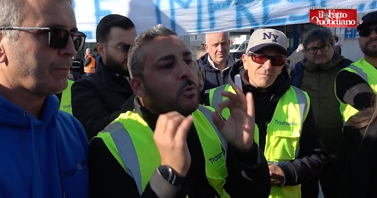 Crisi dell’auto, i lavoratori dell’indotto Stellantis bloccano lo stabilimento di Pomigliano: “Siamo disperati, ci sono in ballo 400 posti di lavoro”