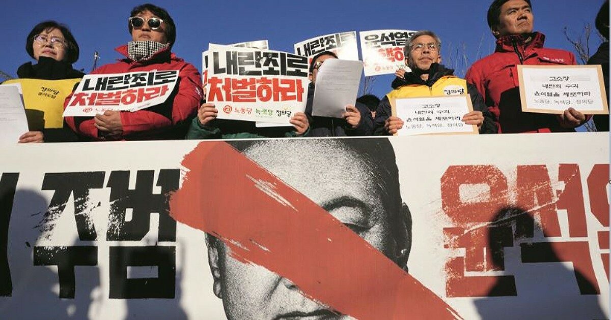 Sud Corea, il presidente si scusa in tv con la nazione per la legge marziale e cerca di evitare l’impeachment. Migliaia in piazza perché lasci