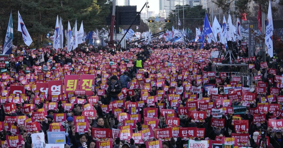 Sud Corea, il Parlamento respinge l’impeachment del presidente Yoon: il suo partito boicotta il voto. 150mila in piazza: “Deve andarsene”