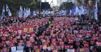 Copertina di Sud Corea, il Parlamento respinge l’impeachment del presidente Yoon: il suo partito boicotta il voto. 150mila in piazza: “Deve andarsene”