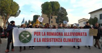 Copertina di Romagna, alluvionati e ambientalisti in corteo a Faenza: “Parliamo di crisi climatica, non episodi locali. Ristori rapidi”