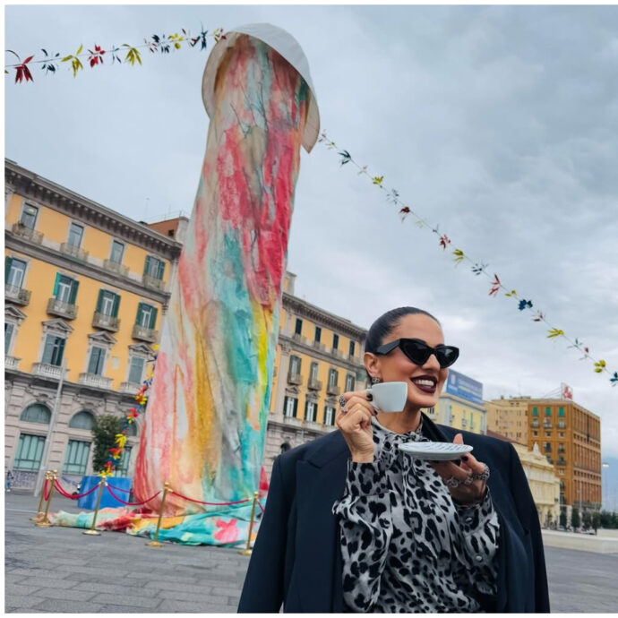 Paola Iezzi fa di nuovo “Pausa Ca**o” e ci ricasca: la geniale posa davanti alla scultura di Gaetano Pesce