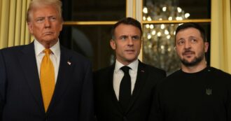 Copertina di Macron, Trump e Zelensky, trilaterale a sorpresa a Parigi. Il tycoon: “Il mondo sta impazzendo”