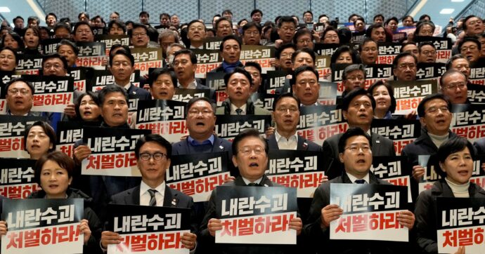 Copertina di Sud Corea, il Parlamento non caccia Yoon. Ma il suo partito adesso vuole che si dimetta