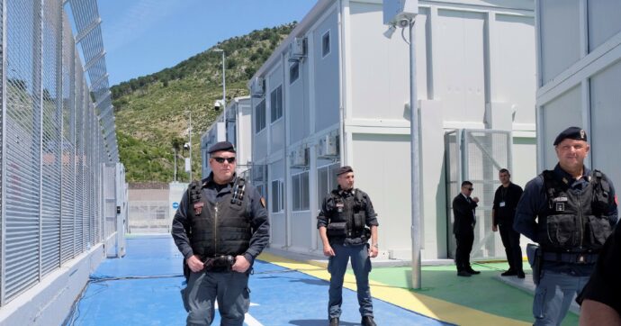 Copertina di Albania, i poliziotti: “Facciamo i turisti e paga il governo”