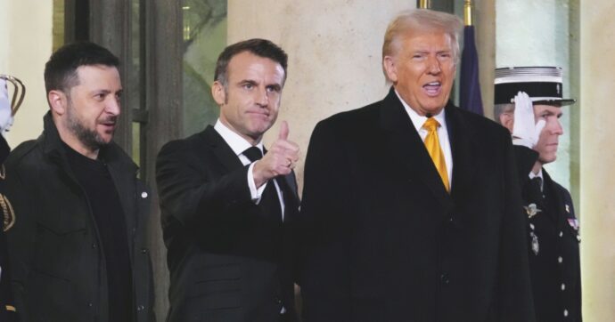 Notre Dame è risorta, Macron ci si fa lo spot con Trump e Zelensky: “Incontro fruttuoso”