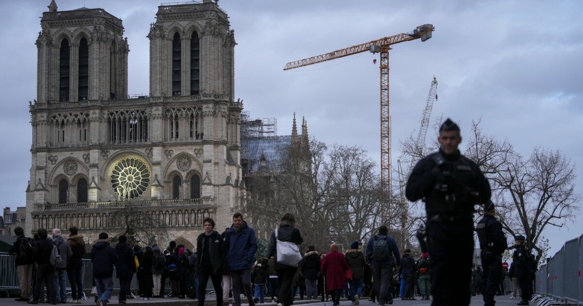 Notre Dame riapre a 5 anni dall’incendio: anche Trump tra le personalità politiche. E fa discutere la presenza di Elon Musk