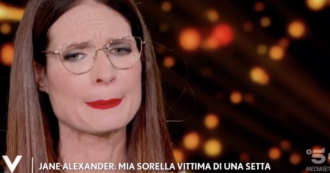 Copertina di Jane Alexander piange a Verissimo: “Mia sorella è morta di cancro, entrò in una setta. La convinsero che gli alieni l’avrebbero guarita. Sono stata orribile”