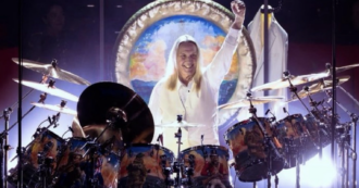 Copertina di Nicko McBrain degli Iron Maiden si ritira dalle scene live: il batterista storico della band è stato colpito da un ictus lo scorso anno. “Guardo al futuro con speranza”