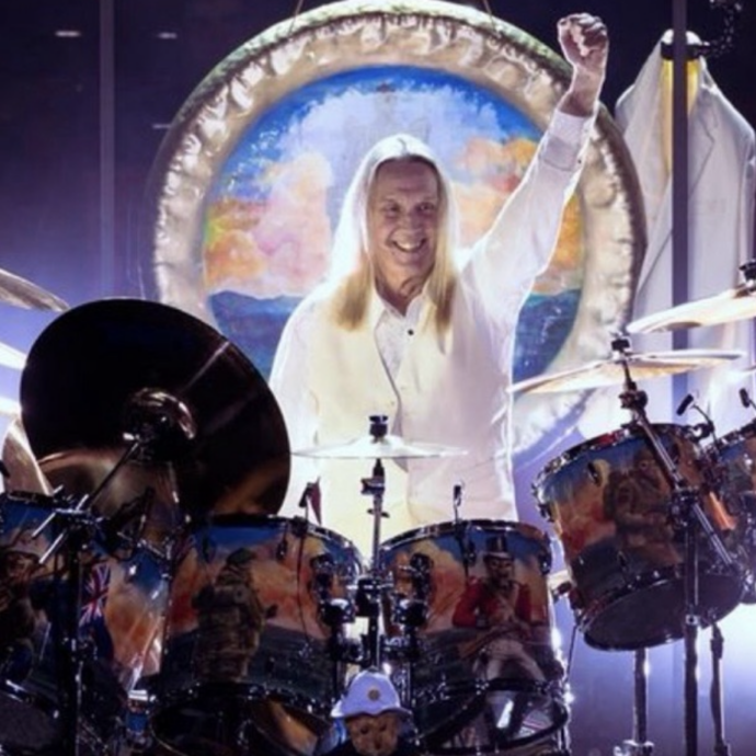 Nicko McBrain degli Iron Maiden si ritira dalle scene live: il batterista storico della band è stato colpito da un ictus lo scorso anno. “Guardo al futuro con speranza”