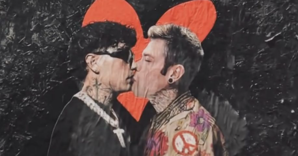 Fedez e Tony Effe si baciano e fanno la pace prima del Festival di Sanremo 2025: ma è solo un’opera d’arte