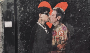 Copertina di Fedez e Tony Effe si baciano e fanno la pace prima del Festival di Sanremo 2025: ma è solo un’opera d’arte