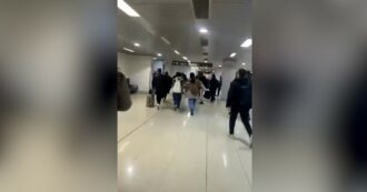 Copertina di Siria, sospesi i voli all’aeroporto di Damasco dopo l’arrivo dei ribelli jihadisti: il caos e la fuga di personale e viaggiatori