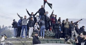 Copertina di Siria, i ribelli festeggiano nel centro di Damasco: combattenti e civili in piazza Umayyad per celebrare la caduta del governo Assad