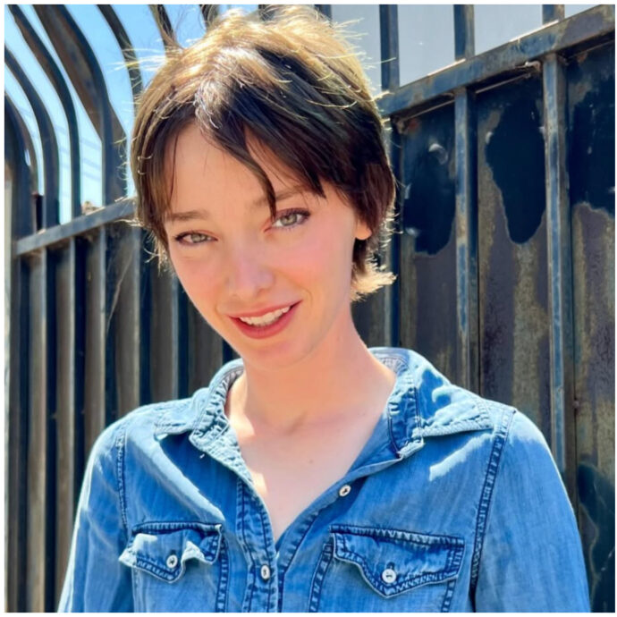 “Emma Dumont si identifica come persona trans maschile non binaria. Il nome per amici e familiari sarà Nick”: la star di “Oppenheimer” fa coming out