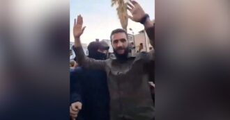 Copertina di Damasco, il capo dei ribelli jihadisti Al Jolani accolto dalla folla in festa all’entrata della moschea