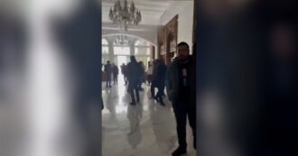 Copertina di Siria, i ribelli entrano nel palazzo di Assad a Damasco: i video dentro l’abitazione del presidente fuggito