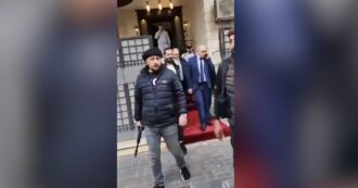 Copertina di Siria, le immagini dell’arresto del primo ministro Mohammed Ghazi al-Jalali in un hotel di Damasco