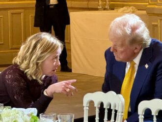 La guerra dei dazi di Trump è una follia, ma la sovranista Meloni segue il pifferaio magico