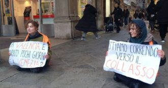 Copertina di Manifestano pacificamente a Venezia. Daspo urbano a due attiviste di Ultima Generazione