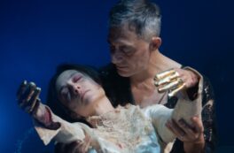 Copertina di Filippo Timi stravolge l’Amleto di William Shakespeare: “È annoiato, non ha più voglia di amare Ofelia, non ha più voglia di niente”