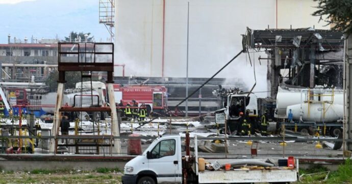 Esplosione nella raffineria Eni di Calenzano: due morti, 3 dispersi e 26 feriti. La procura: “Incidente durante il carico delle autobotti”