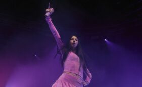 Copertina di “Raga, ma che ca**o di voglia avete di picchiarvi sotto la neve al concerto della Baddie?”: Anna ferma la baruffa scoppiata sotto il palco – IL VIDEO