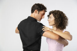 Copertina di Dirty Dancing, la favola tormentata di Johnny e Baby sbarca a teatro a Milano: sul palco i balli iconici e l’indimenticabile colonna sonora