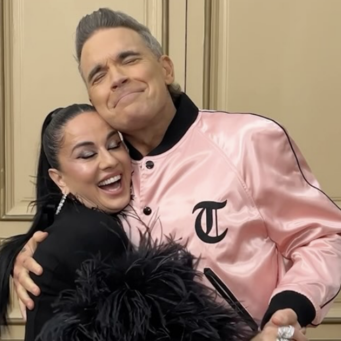 Paola Iezzi: “Robbie Williams mi chiese di andare con lui al Lago di Como. Gli dissi di no. Ci penso ancora dopo vent’anni e voglio riscattarmi” – IL VIDEO